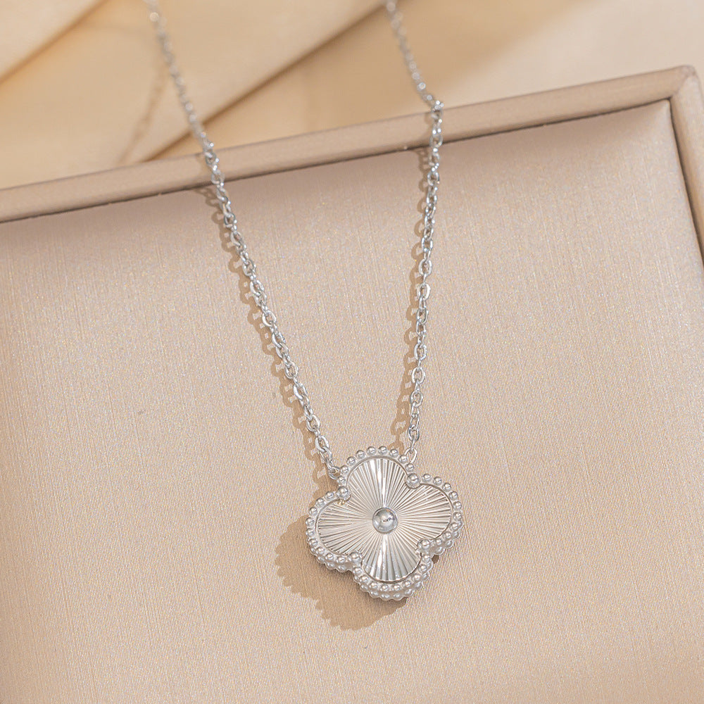 Collana con Ciondolo Trifoglio Minimalista in Acciaio al Titanio con Finitura Laser e Placcatura Oro da Donna