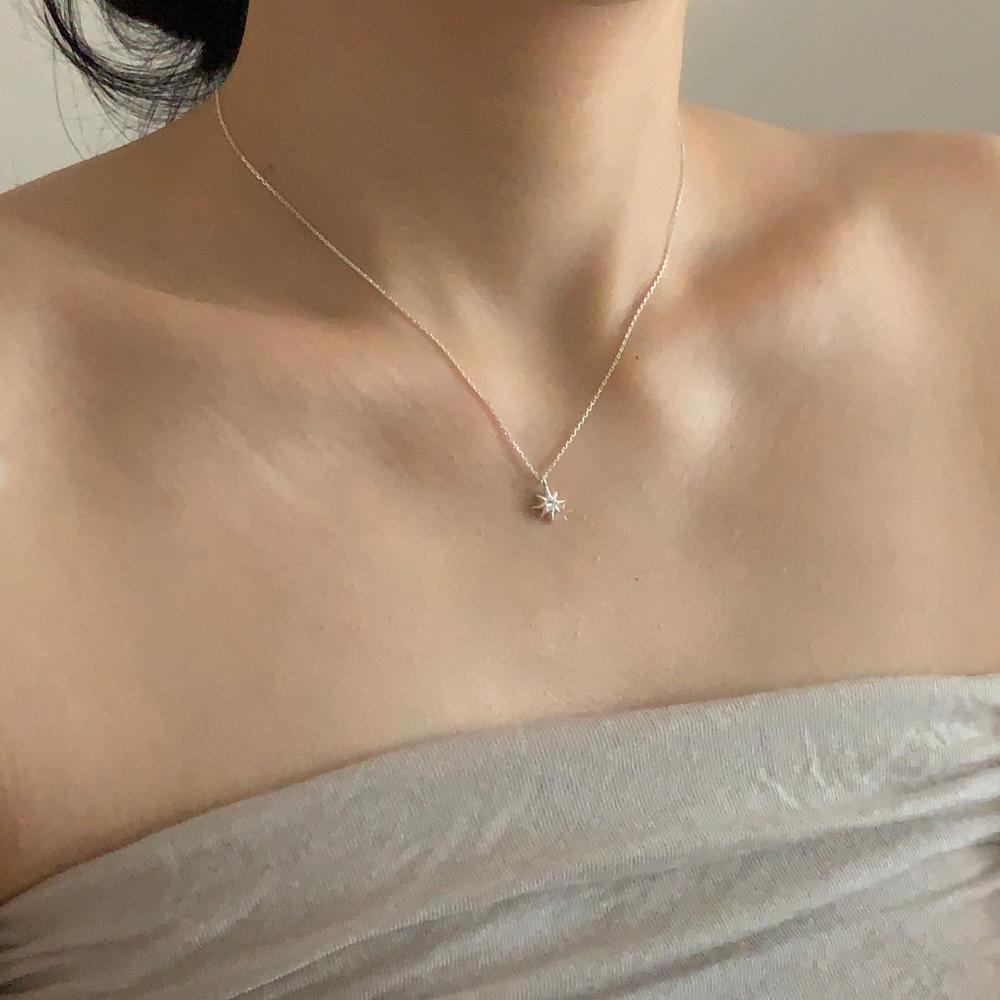 Collana con Pendente Minimalista a Stella a Otto Punte Geometrica in Argento Sterling 925 con Intarsio di Strass e Finitura Placcata