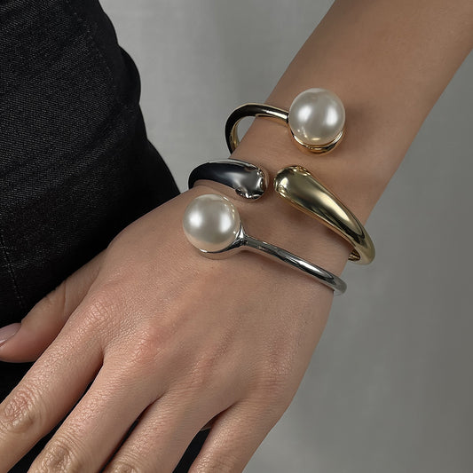 Pulsera de Puño de Metal Minimalista de Inspiración Francesa para Mujer con Acentos de Perlas y Acabado Bañado