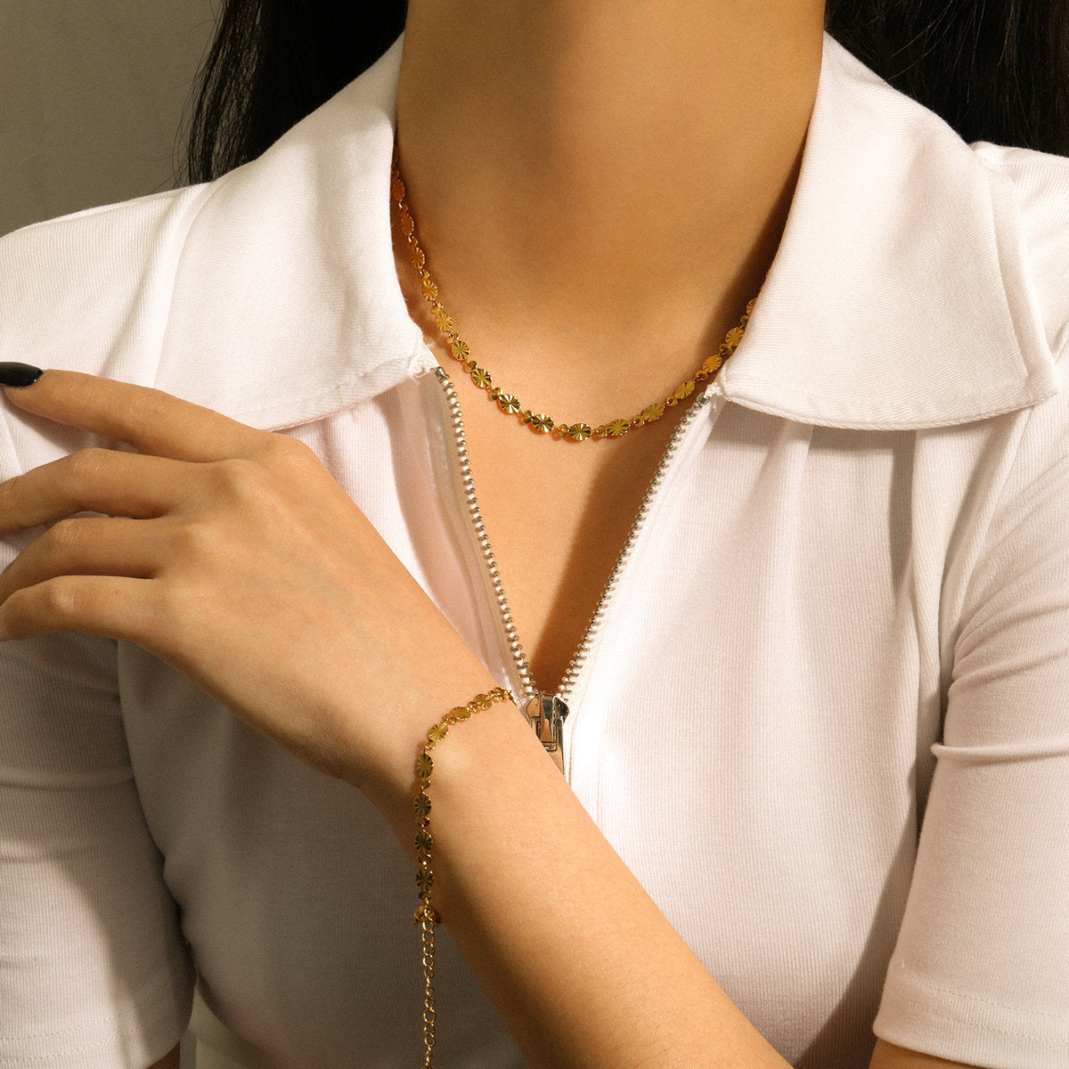 Minimalist Oval Petal Pendant Necklace for Women in Gold-Plated Stainless Steel with Bamboo Chain