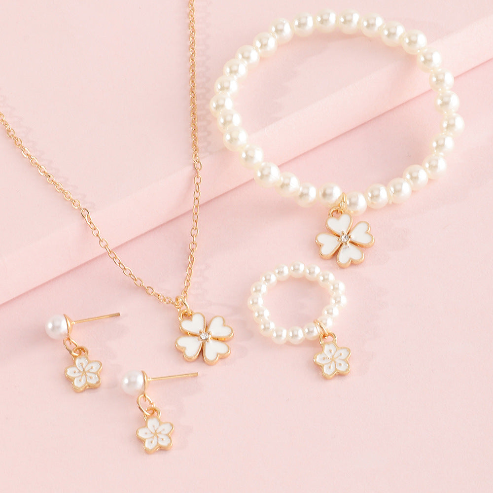 Juego de collar con colgante de trébol y flores para niños con detalles de perlas, pulsera de cadena de serpiente de aleación, anillo y pendientes