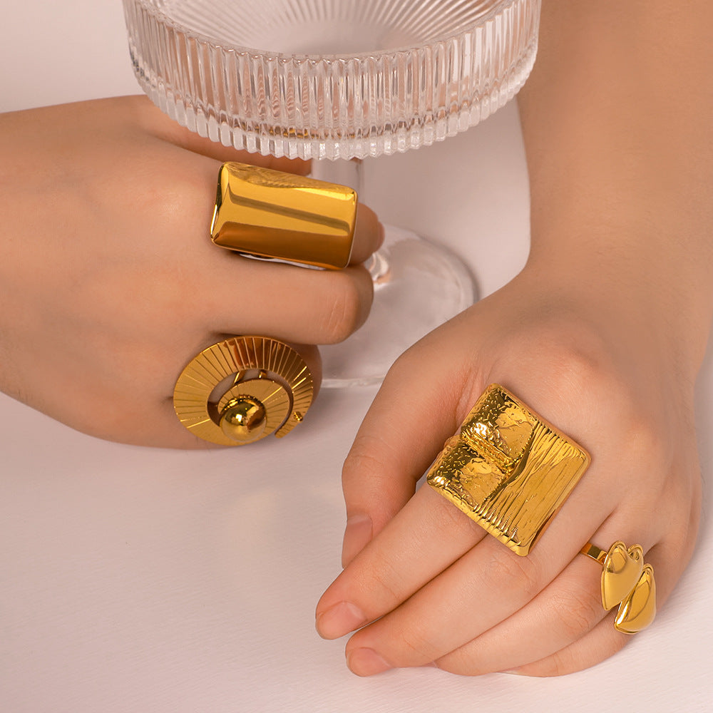 Anello Minimalista Geometrico in Acciaio Inossidabile con Placcatura in Oro 18K da Donna con Finitura Liscia Lucida e Forme a Cuore, Quadrato e Conchiglia