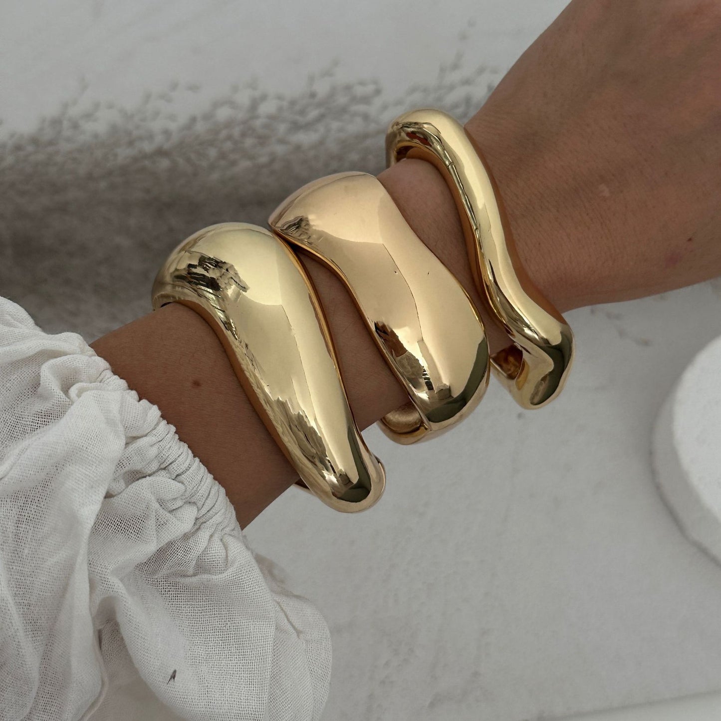 Bracciale rigido a molla in metallo placcato lucido a goccia geometrica di moda da donna