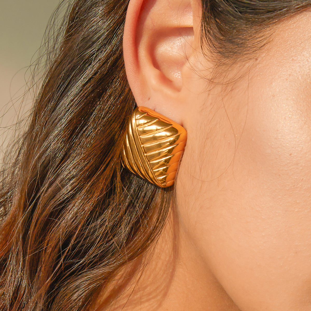 Orecchini a perno geometrici minimalisti in acciaio inossidabile con placcatura in oro 18K, design a barra con texture a onda per donne