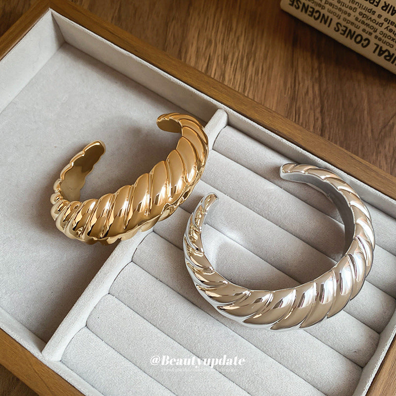 Bracciale rigido in acrilico fatto a mano da donna con design aperto irregolare, bracciale alla moda dalla forma circolare geometrica per l'ufficio e l'eleganza quotidiana