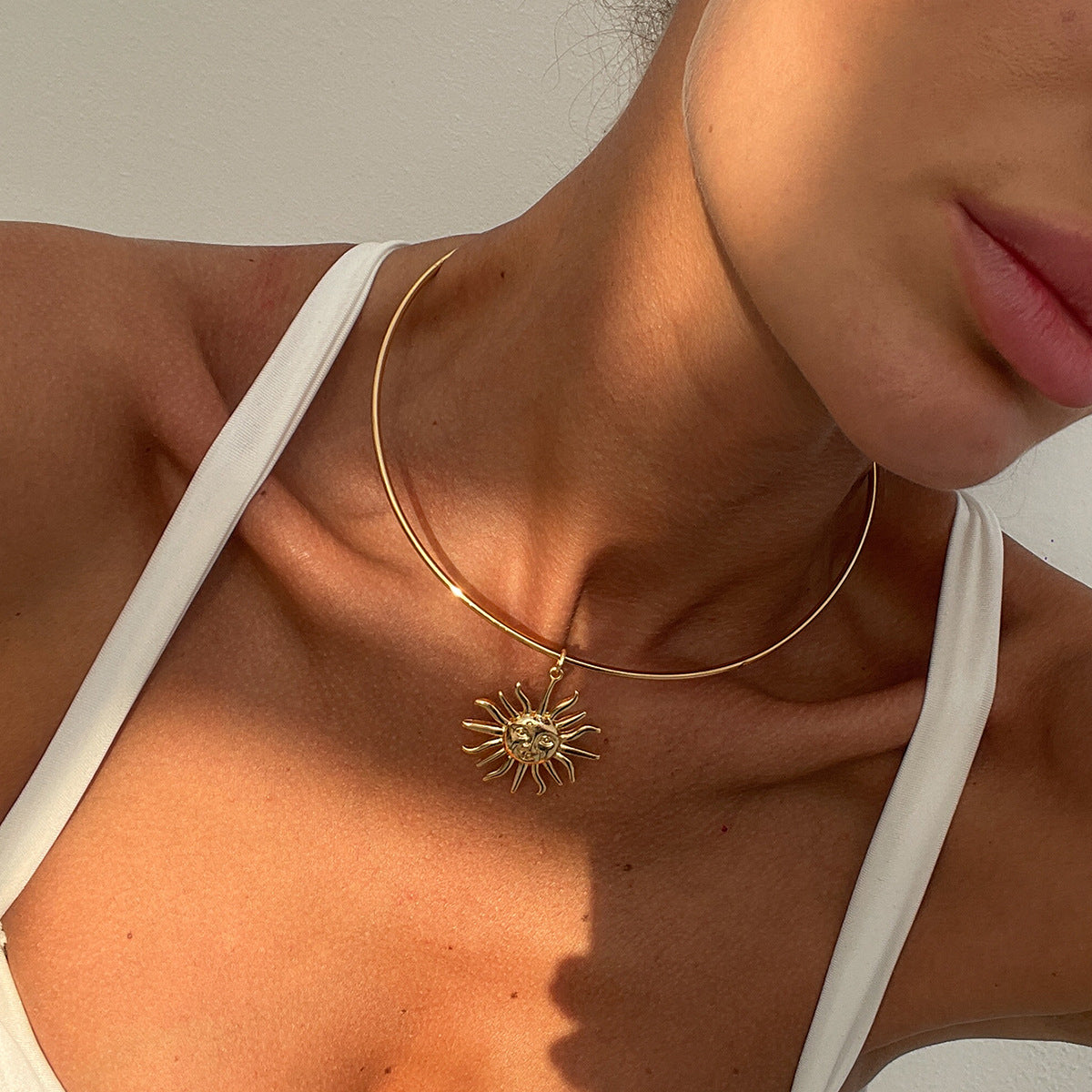 Collar Gargantilla Minimalista de Aleación de Zinc con Colgante de Sol Geométrico y Borla para Mujer