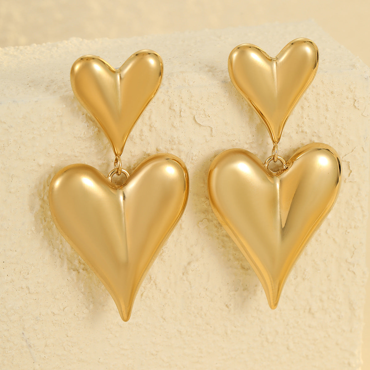 Orecchini Pendenti Minimalisti a Cuore Cavo in Acciaio Inossidabile con Finitura in Acciaio al Titanio Placcato Oro 18K