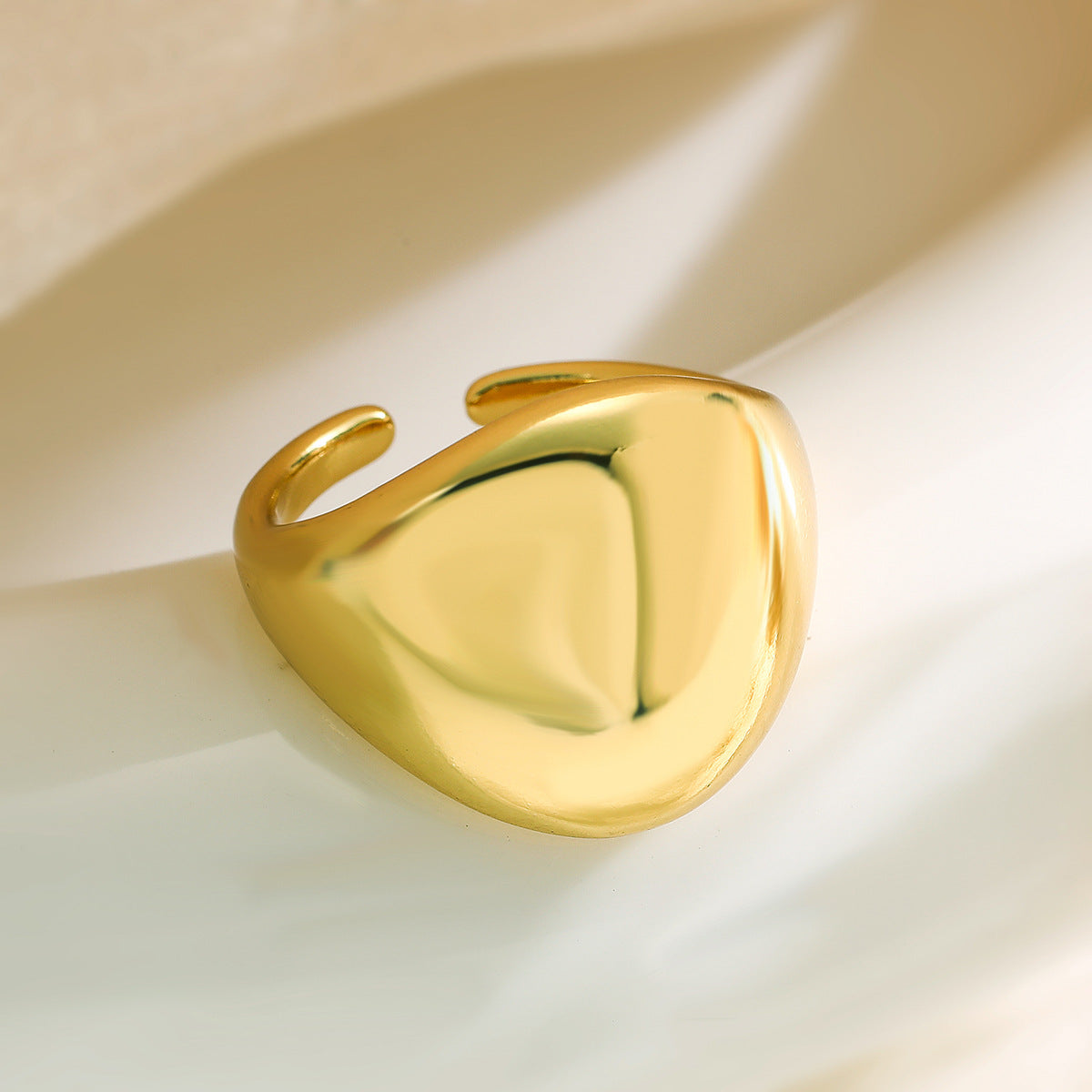 Anello da donna in rame placcato oro 18K con design geometrico irregolare e minimalista