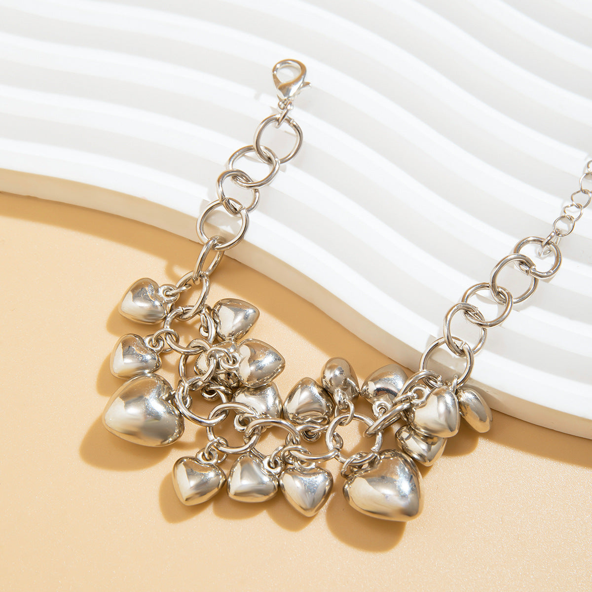Collana Girocollo a Cuore Ispirata agli Anni 2000 con Dettagli di Perline e Nappa da Donna