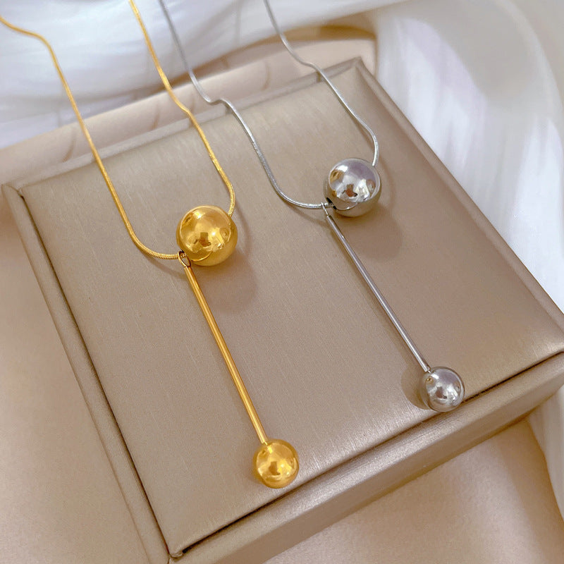Collana pendente geometrica minimalista in acciaio al titanio da donna con catena a medaglione placcata oro per lo styling della clavicola