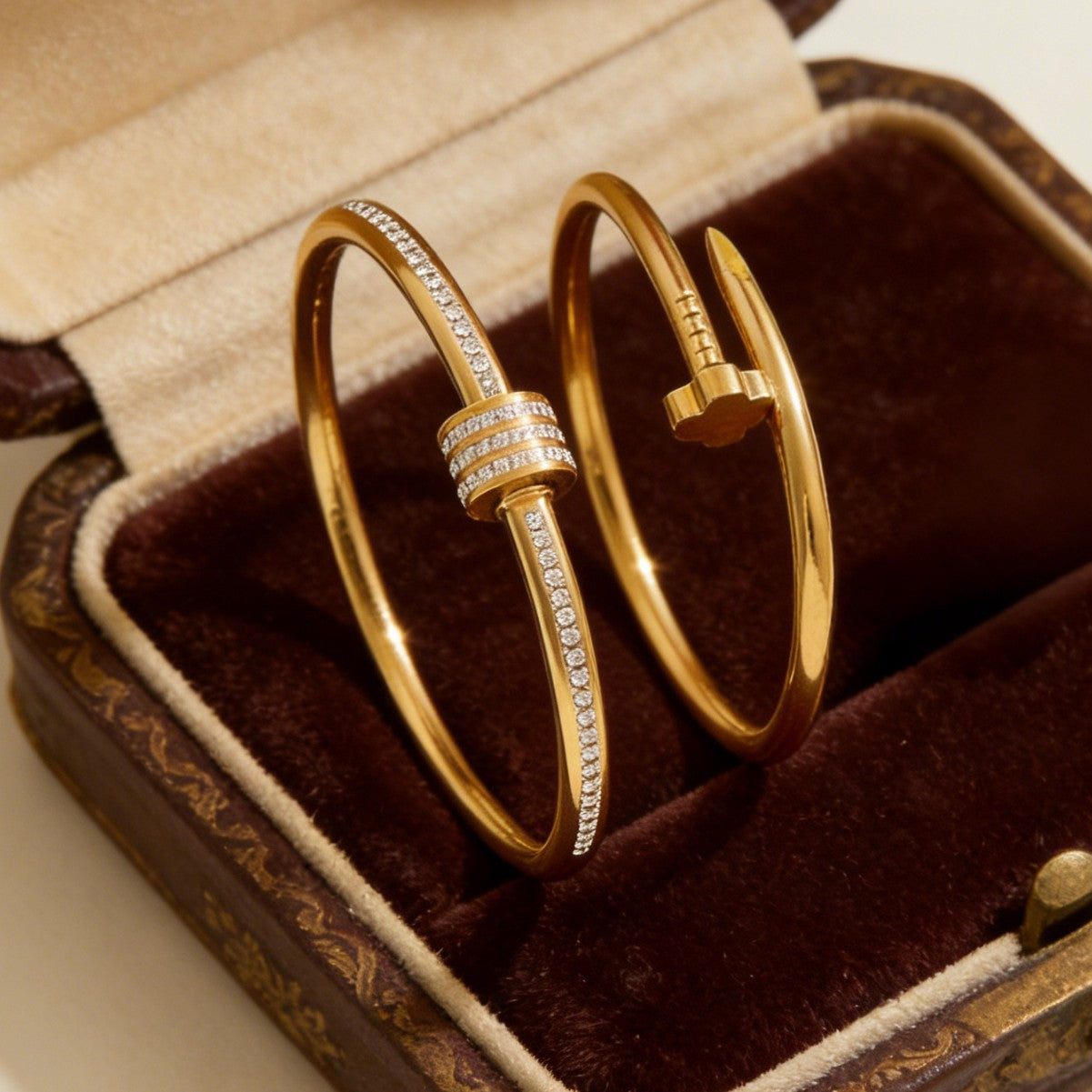 Elegante Bracciale Rigido in Acciaio Inossidabile Placcato Oro 18K con Design Geometrico, Trifoglio e Chiodo