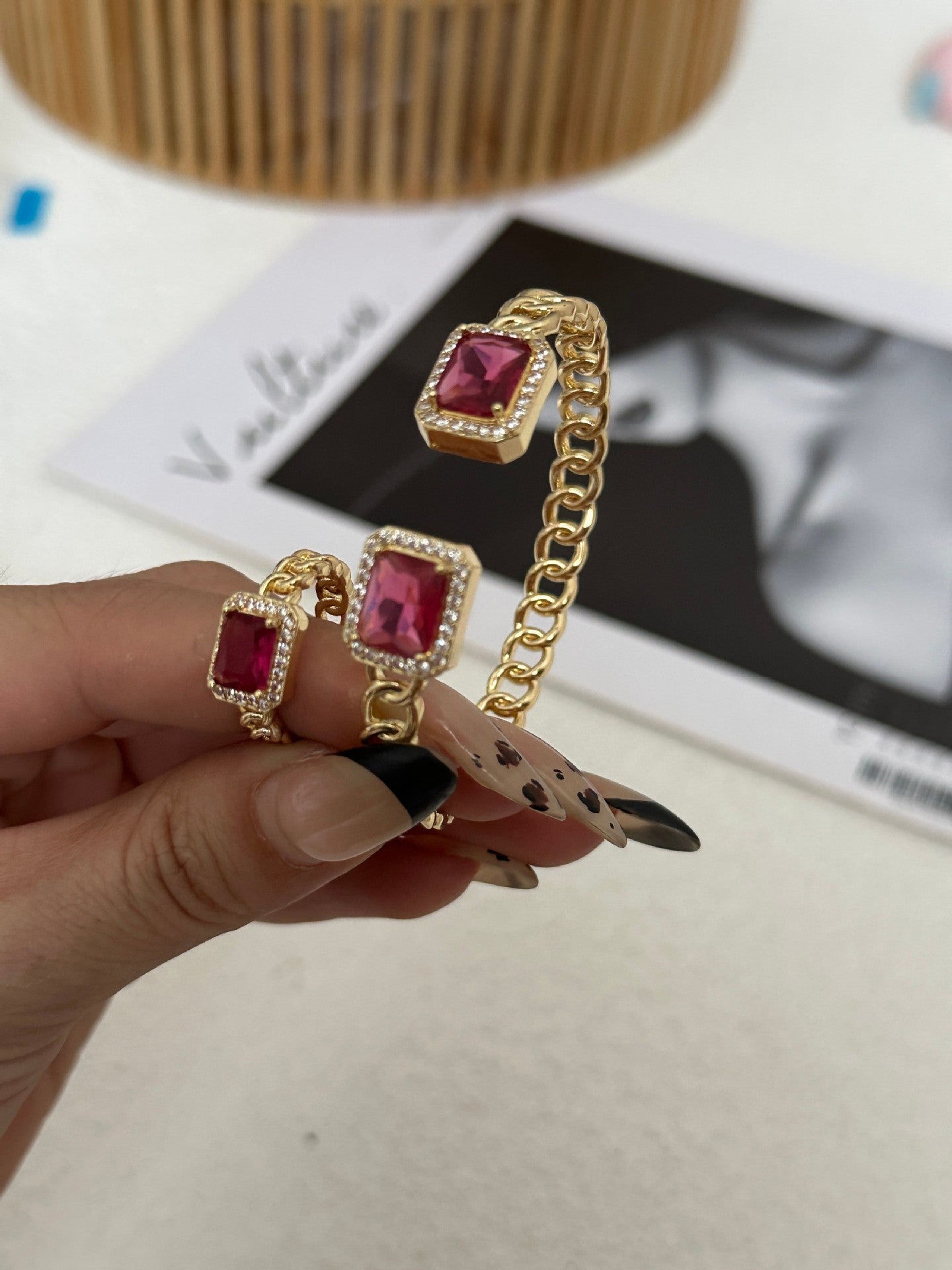 Braccialetto da donna in ottone placcato con intarsio di strass a cuore geometrico, elegante e lussuoso