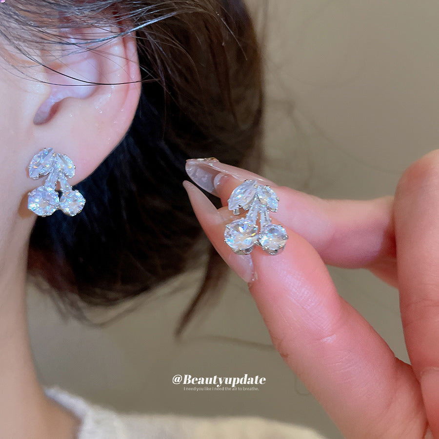 Orecchini da donna minimalisti in rame a forma di ciliegia con zirconi intarsiati e perni in acciaio inossidabile