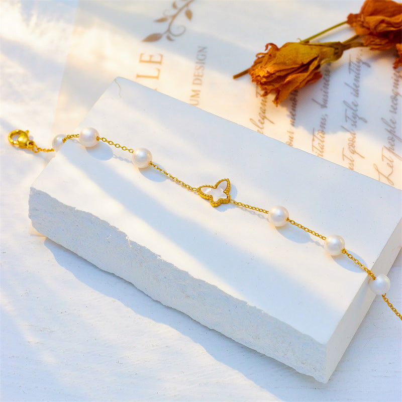 Elegante Bracciale Rotondo Minimalista con Perle e Farfalle in Acciaio al Titanio Placcato per Donne