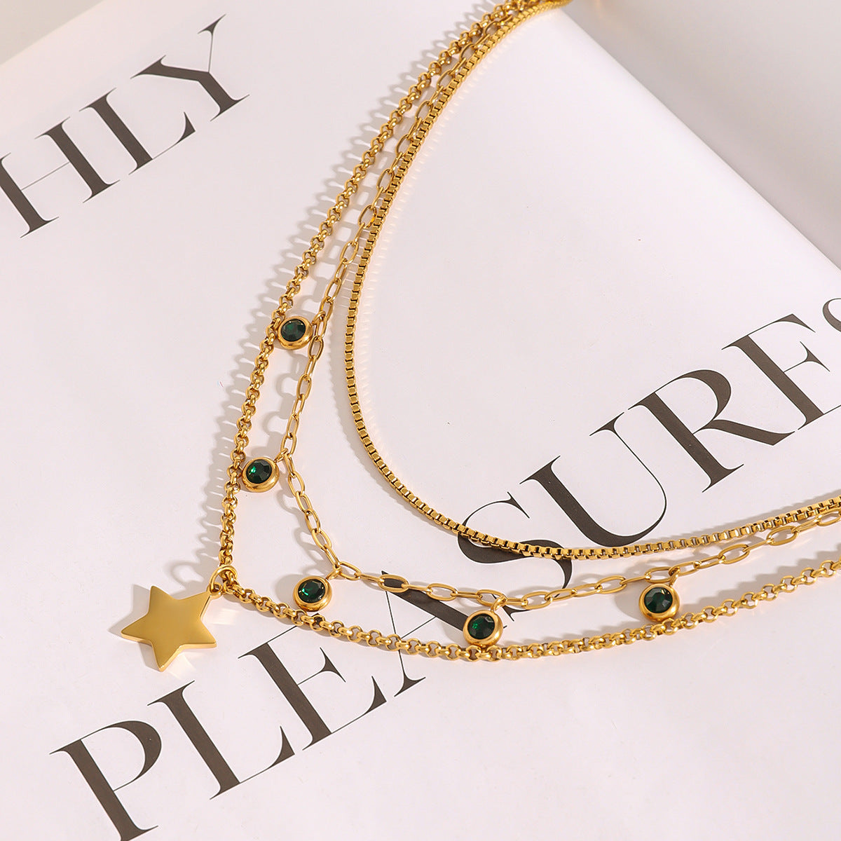 Collana a strati minimalista a forma di stella in acciaio inossidabile con pendente in acciaio al titanio placcato per donna