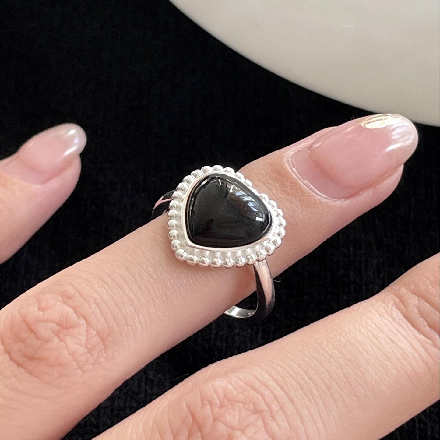 Anello a Cuore Minimalista in Argento Sterling S925 con Intarsio in Agata Nera e Rivestimento in Resina da Donna