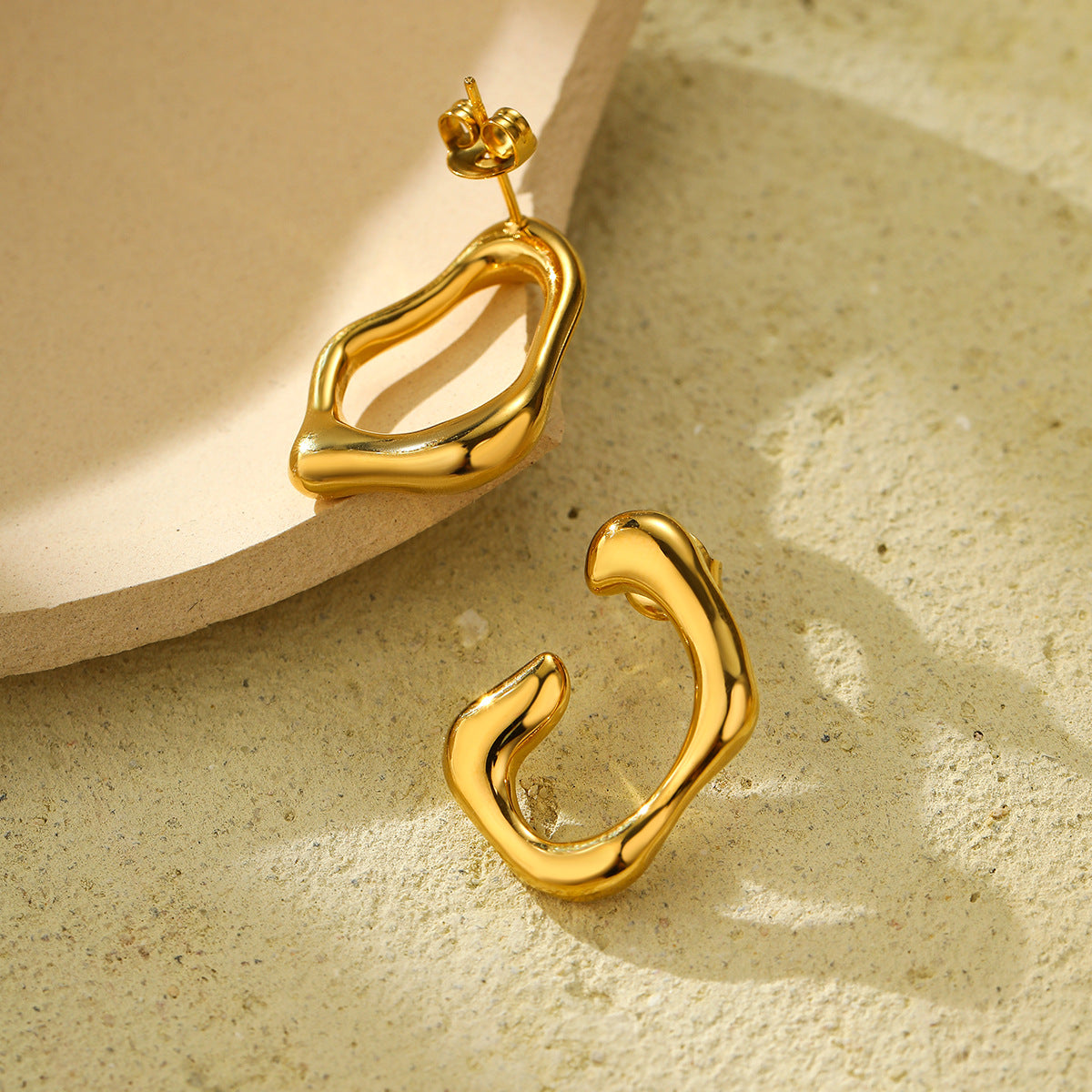 Pendientes Minimalistas Geométricos Irregulares en Forma de C de Acero Inoxidable con Baño de Oro de 18K para Mujer