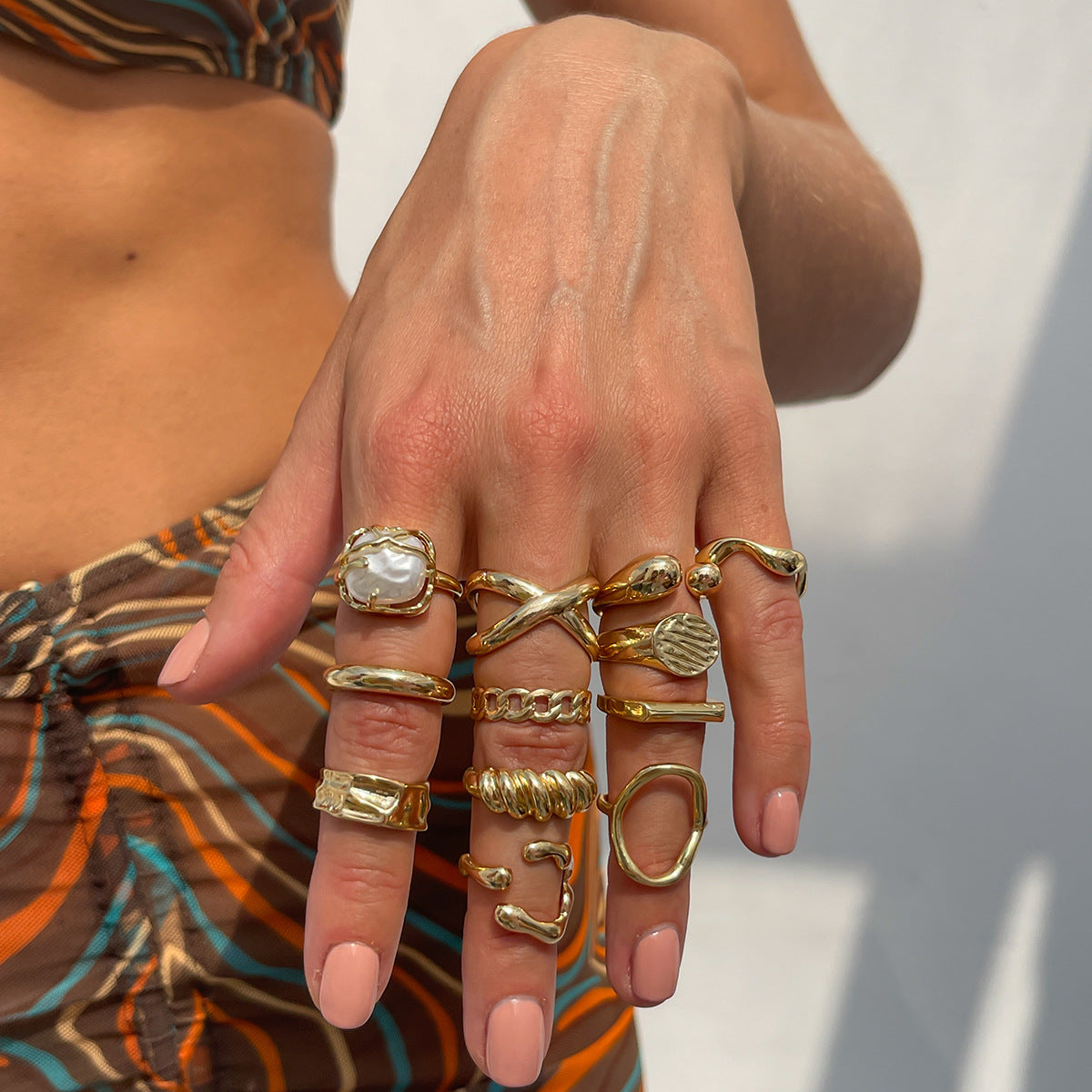 Anillo Geométrico con Nudo Trenzado Líquido de Lava para Mujer en Aleación con Acabado Chapado