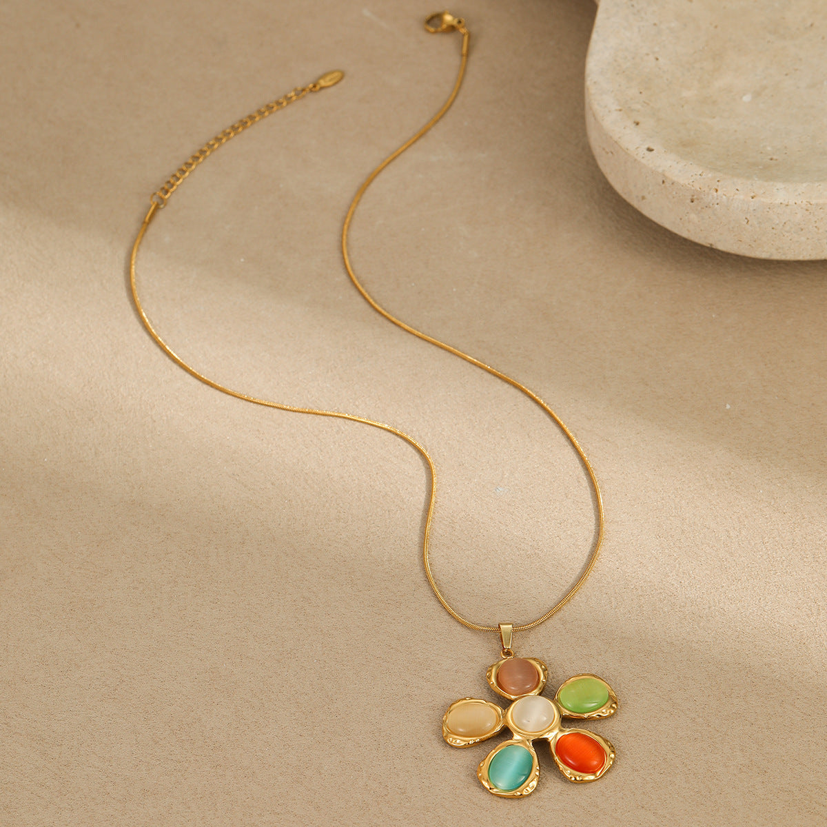 Orecchini a forma di fiore con texture martellata stile Instagram vintage in acciaio inossidabile con placcatura in oro 18 carati e dettagli in pietra occhio di gatto
