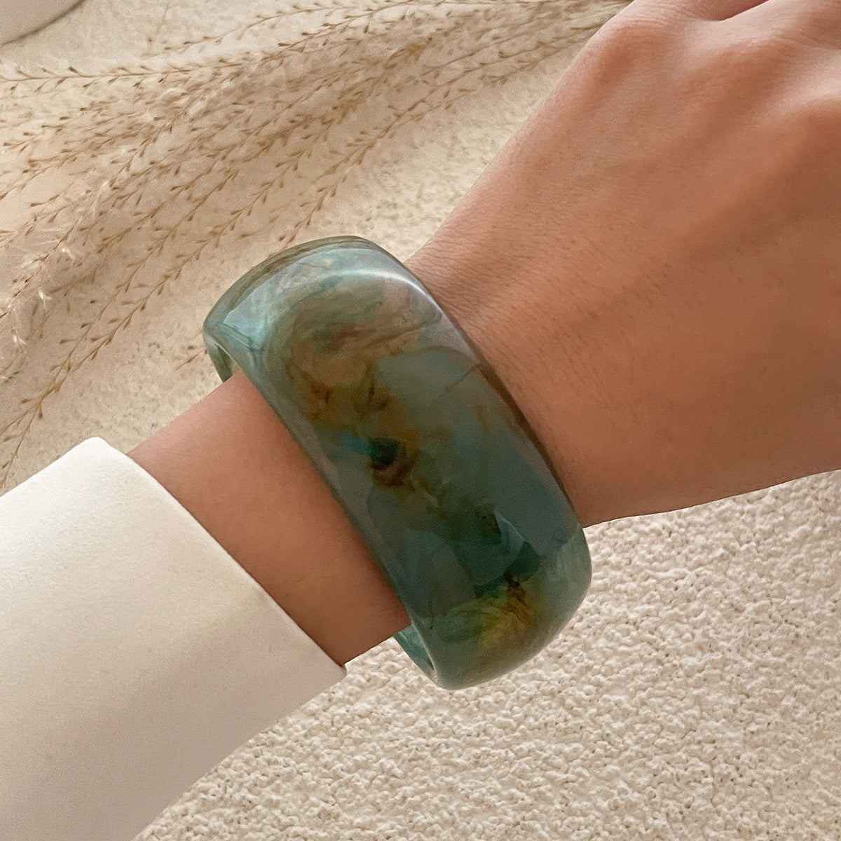 Pulsera de acrílico translúcido con gradiente estilo Instagram para mujer con banda ancha redonda asimétrica irregular