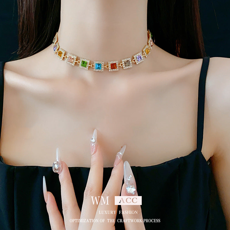 Collar con colgante geométrico vintage de aleación con incrustaciones de diamantes de imitación para mujer, estilo medallón minimalista, cadena para la clavícula