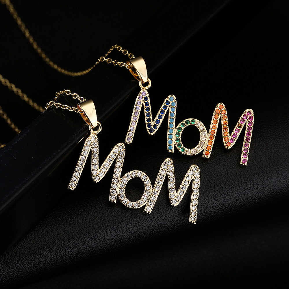 Collana con Pendente Geometrico Minimalista "MOM" da Donna in Rame Placcato Oro 18K con Zirconi Micro-Pavé
