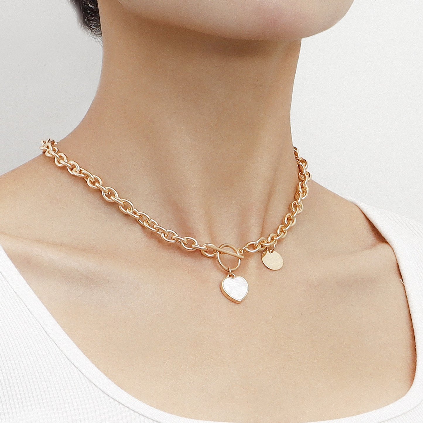 Minimalist Heart-Shaped Mother-of-Pearl Pendant Necklace for Women Alloy Chain with Plating Finish Clavicle Chain
