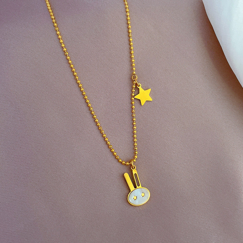 Collar con colgante de conejo minimalista de acero de titanio con baño de oro para mujer y hombre, incrustaciones de abulón, cadena para clavícula