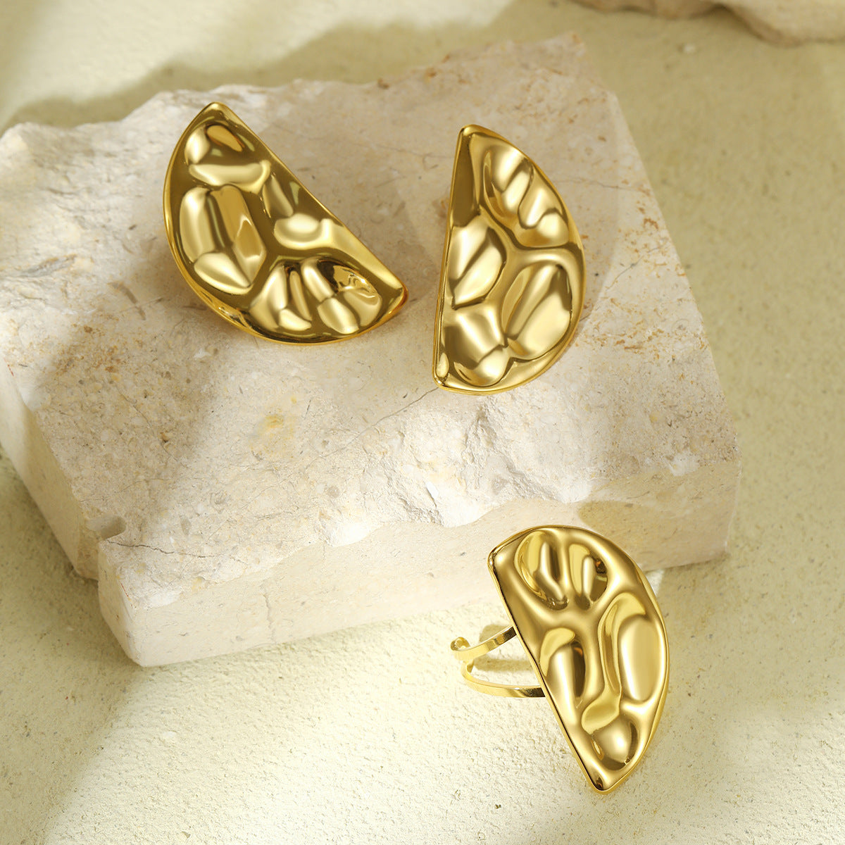 Eleganti orecchini e anello abbinato in acciaio inossidabile geometrico con finitura martellata e placcata