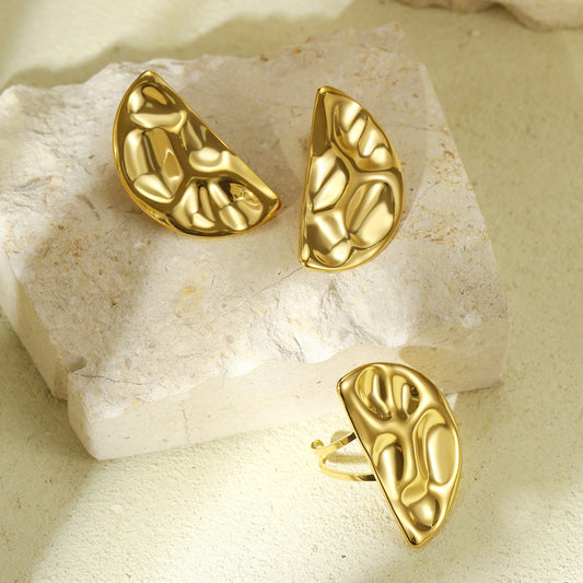 Conjunto de pendientes y anillo a juego de acero inoxidable con diseño geométrico de moda, textura martillada y acabado chapado