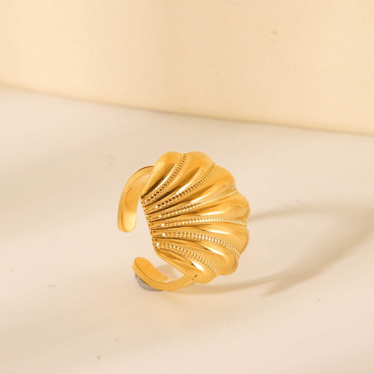 Anillo de acero de titanio con forma de festón geométrico estilo INS con baño de oro de 18 quilates para mujer Joyería de mano de lujo