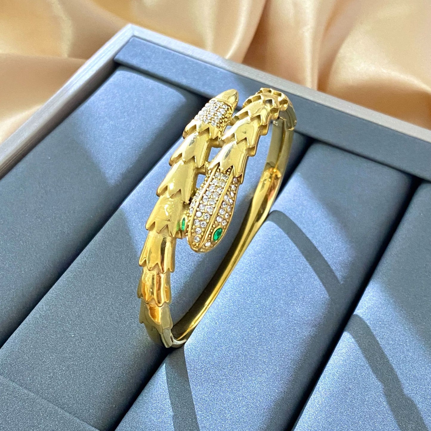 Vintage Streetwear Rhinestone Inlaid Snake Shape Stainless Steel Snake Chain Bracelet with Green Eyes