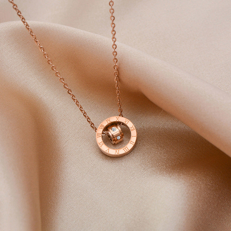 Collana Pendente Minimalista con Numeri Romani per Donne e Uomini in Acciaio Titanio con Placcatura in Oro, Delicata Catena per Clavicole