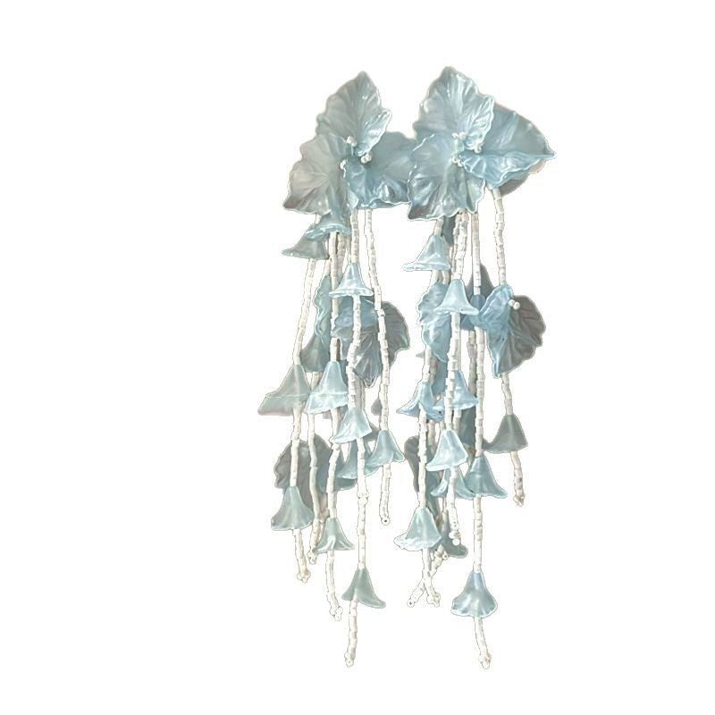 Orecchini floreali delicati con perni in argento, borchie in rame elettrolitico con nappe fluenti, estetica fresca e dolce per donna