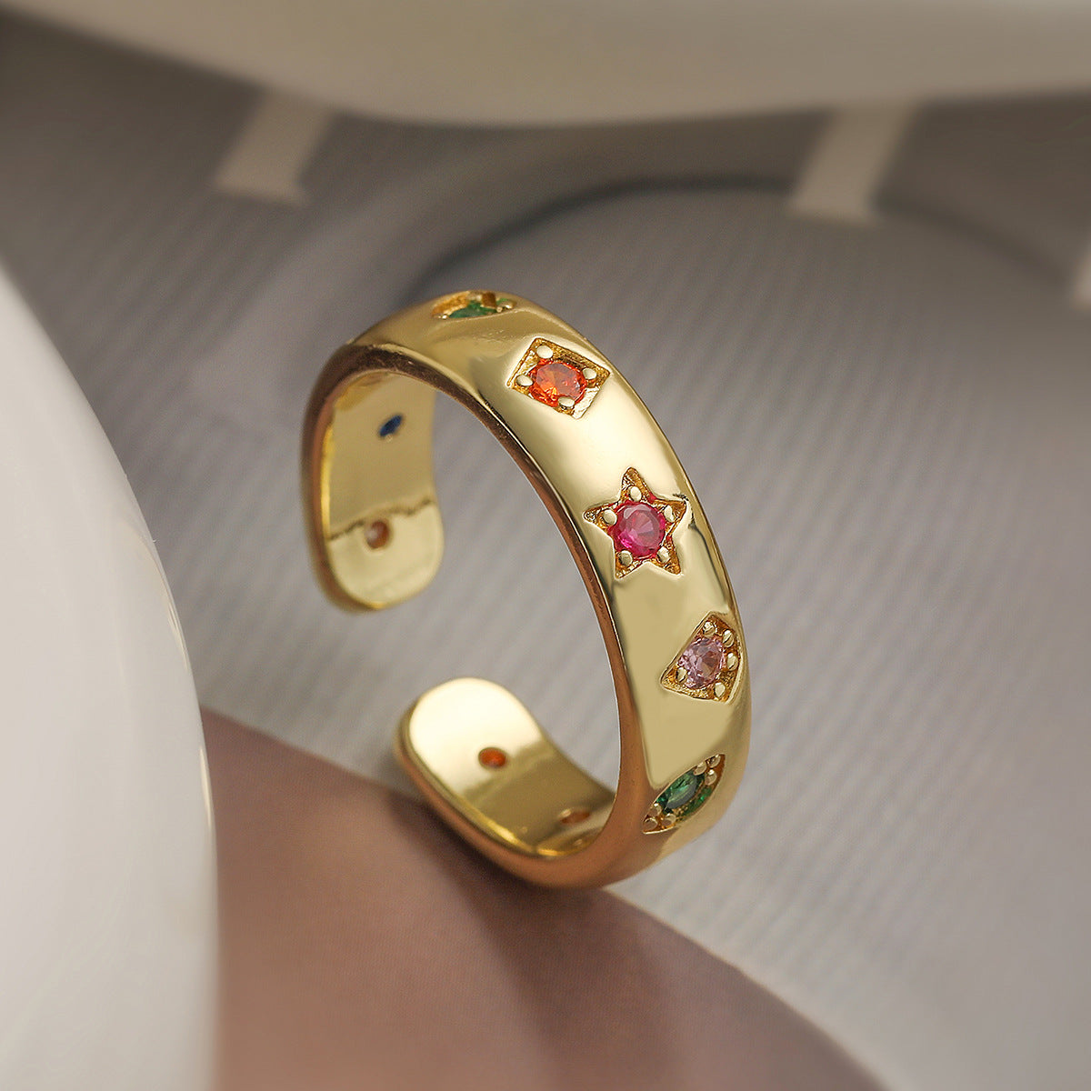 Anello aperto geometrico retrò minimalista da donna in ottone con placcatura in oro 18 carati e intarsio in zircone