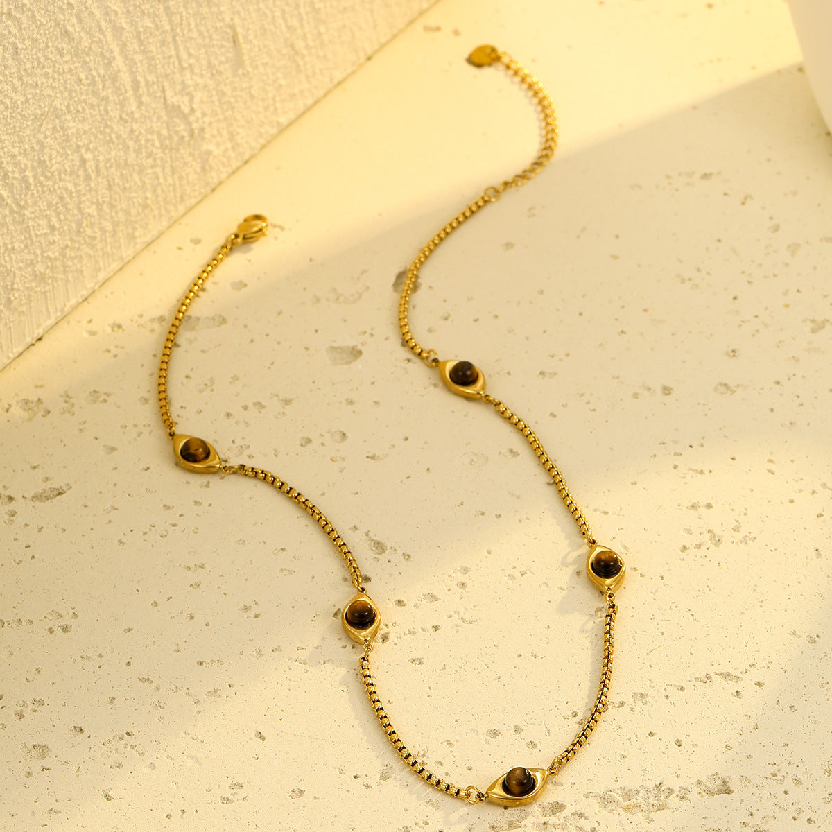 Collar con colgante minimalista de ojo de tigre en acero inoxidable con acabado chapado para mujer