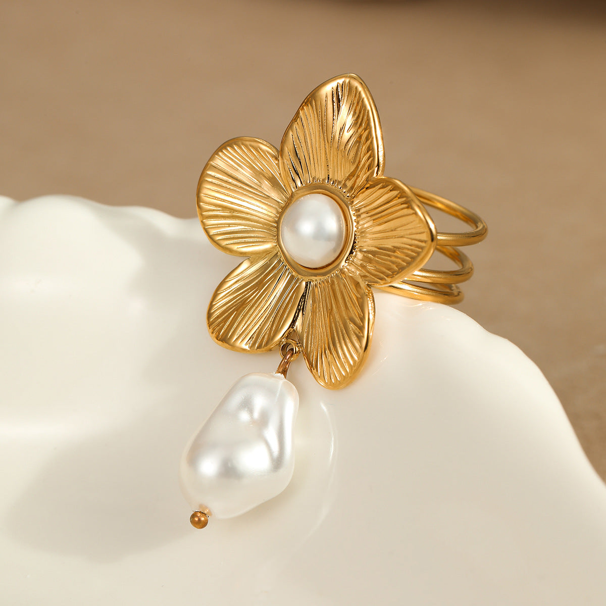 Anillo minimalista de acero de titanio con forma de lazo, incrustaciones de perlas simuladas y chapado en oro de 18 quilates para mujer