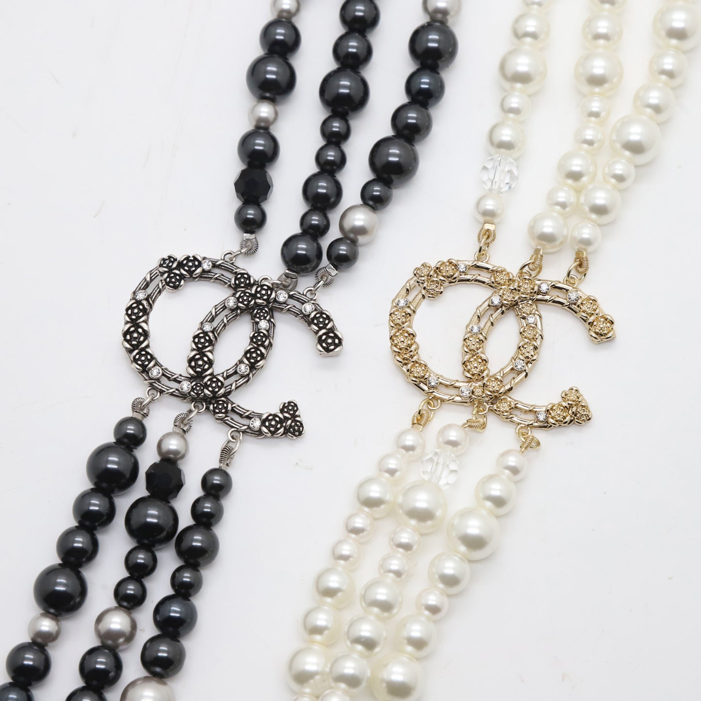 Collana vintage con perle nere e grigie con lettera, catena a sfera multistrato placcata per donna