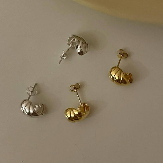 Minimalist Horn-Shaped 925 Sterling Silver Stud Earrings with Beveled Geometric Texture and Gold Plating