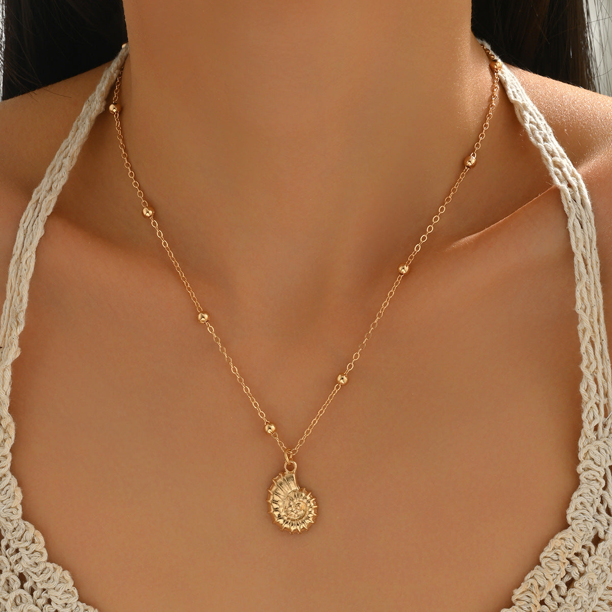Collar de mujer de aleación de zinc en forma de concha, con acabado galvanizado, diseño geométrico minimalista, elegante cadena a la altura de la clavícula
