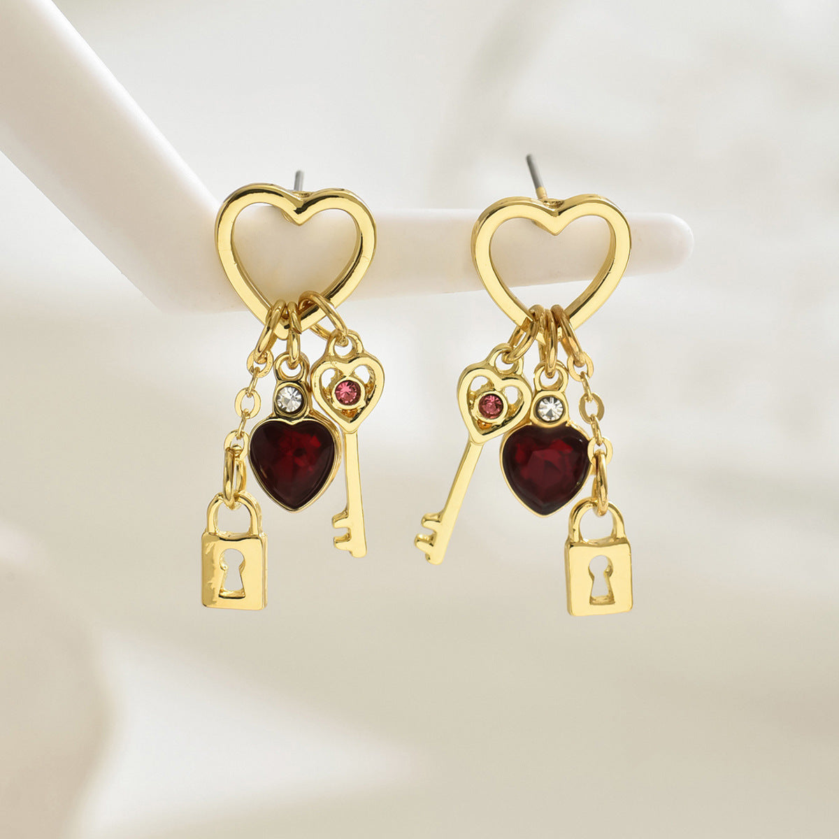 Pendientes de aleación con forma de corazón, diseño minimalista francés, con incrustaciones de diamantes de imitación para mujer