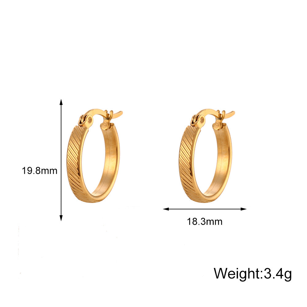 Orecchini a Cerchio Minimalisti Geometrici in Acciaio Inossidabile Dorato con Texture a Strisce Diagonali da Donna