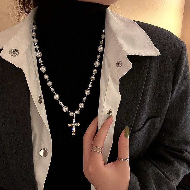 Collana con Pendente a Croce Dolce e Grintosa Impreziosita da Strass in Perle Sintetiche e Rame Placcato per Donna