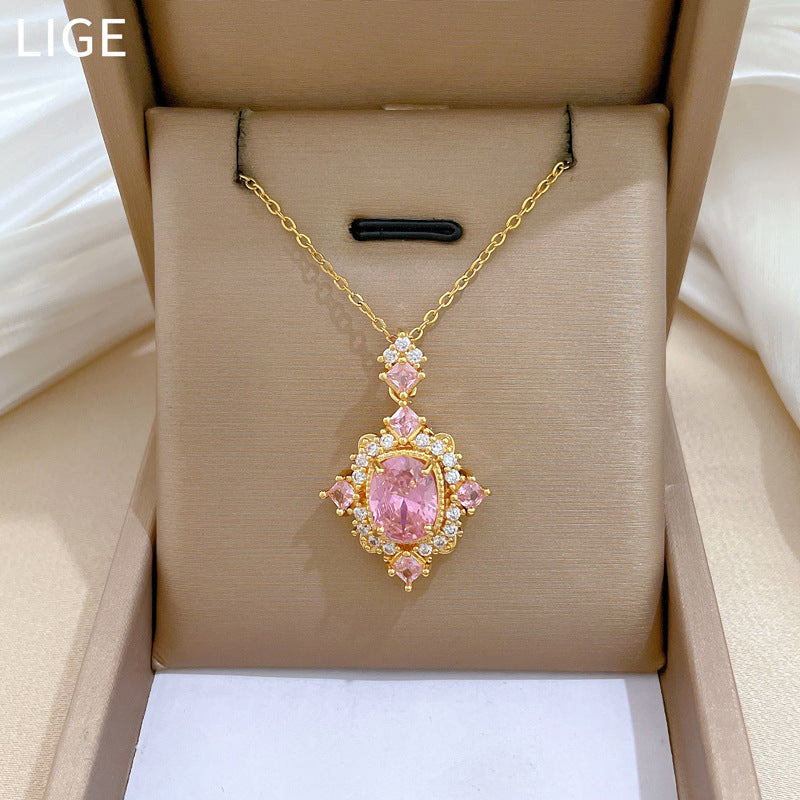 Collana con ciondolo a rombo rosa in stile cartone animato in acciaio al titanio con intarsio completo di strass per donne e uomini