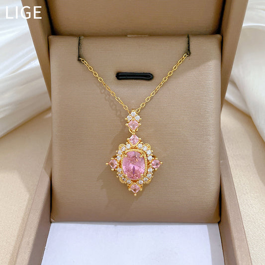 Collar con colgante de rombo rosa estilo dibujos animados en acero titanio con incrustaciones completas de diamantes de imitación para mujeres y hombres