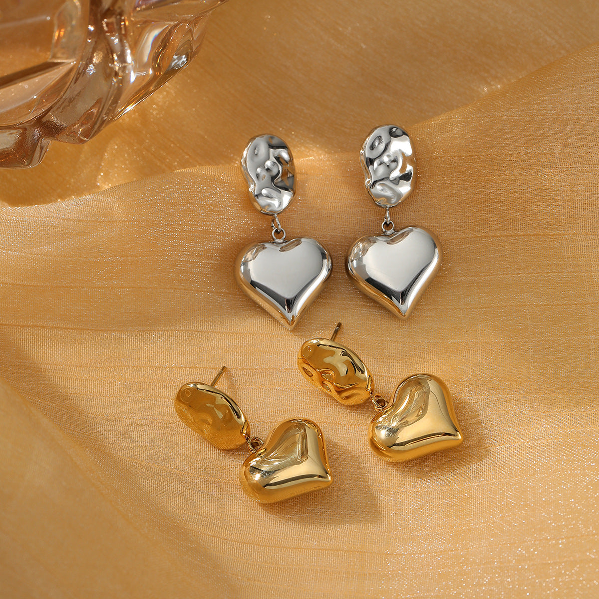 Pendientes de tuerca vintage de acero titanio con forma de corazón y acabado chapado para mujer