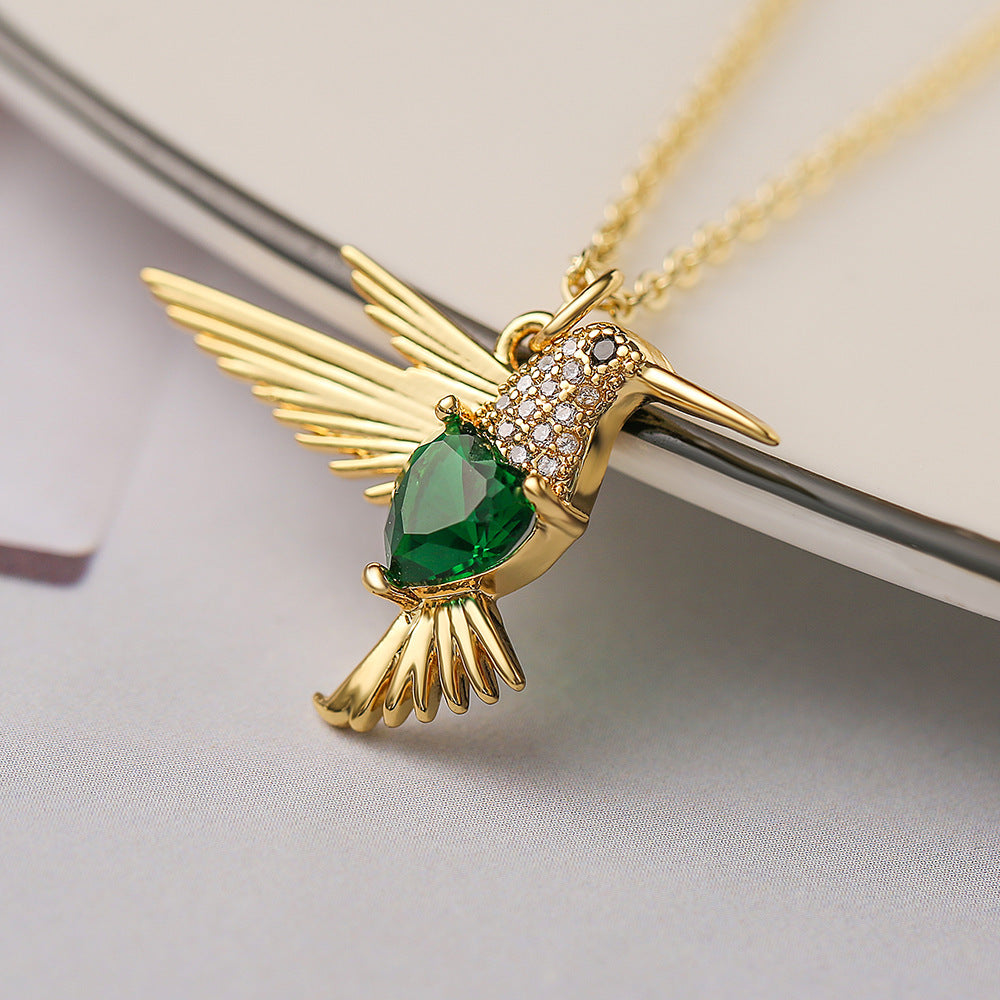 Collana con pendente a cuore minimalista per donne con base in rame placcato in oro 18 carati e intarsi in zirconi