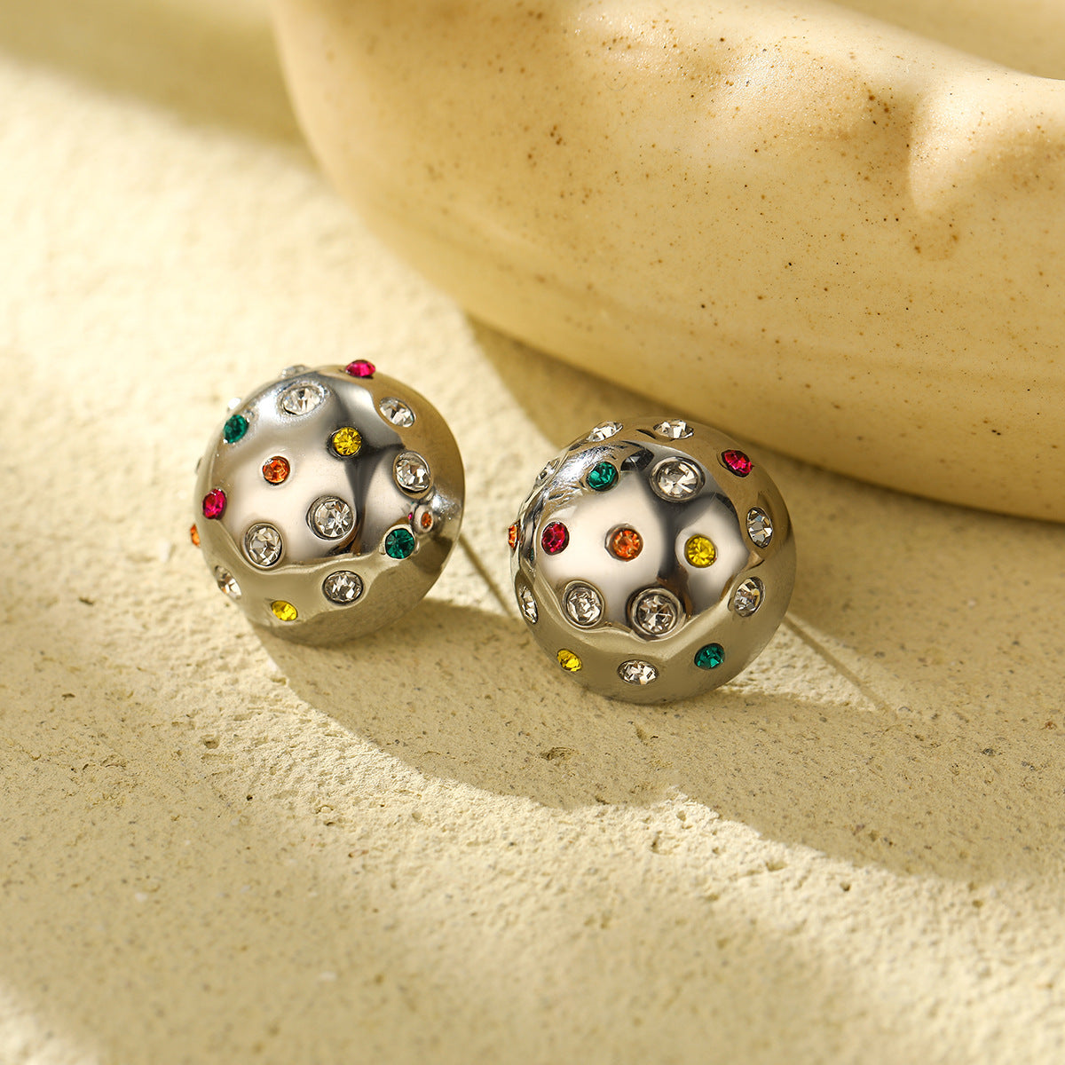 Aretes de acero inoxidable geométricos vintage con circonita colorida y acabado chapado