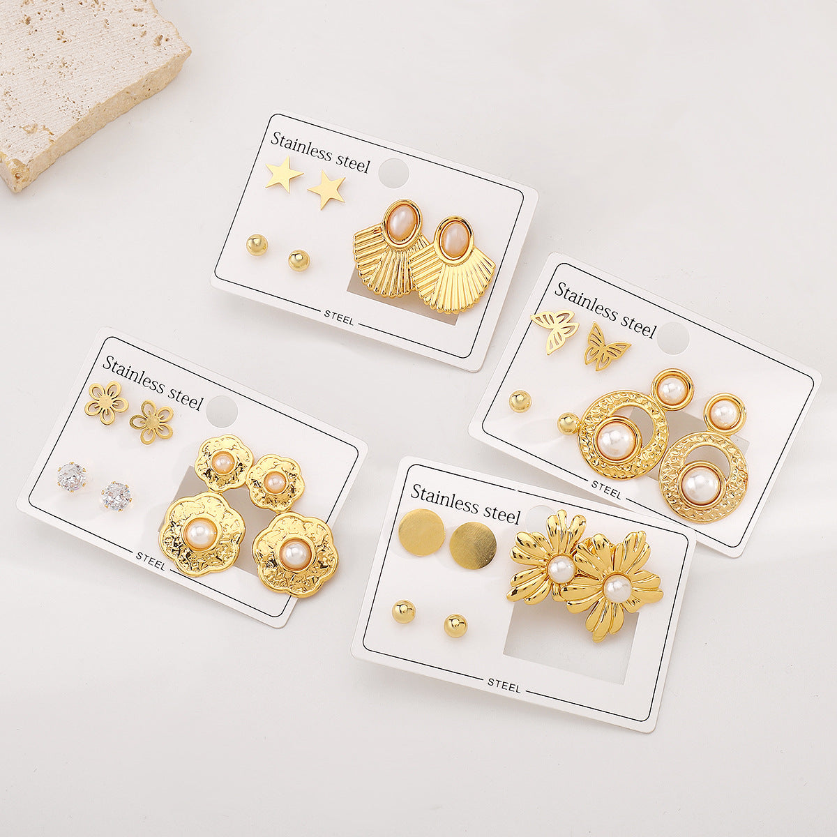 Aretes de Acero Inoxidable con Diseño Geométrico de Estrella Floral y Detalles de Perlas para Mujer