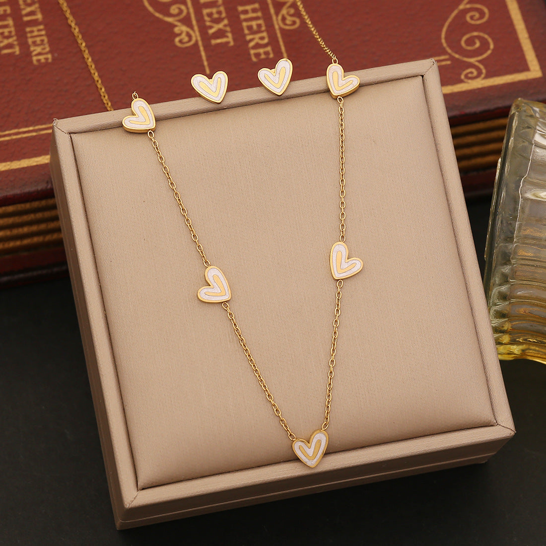 Set collana a farfalla con finitura opaca dolce con ciondolo a cuore in acciaio inossidabile su catena O per donna